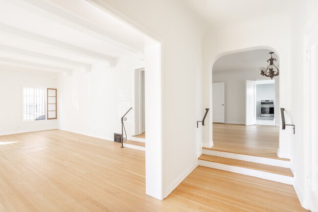 Building Photo - 165 S Mansfield Ave