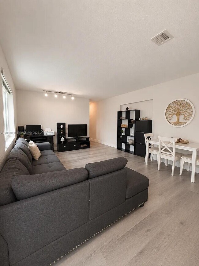 Foto del edificio - 8260 SW 27th Terrace