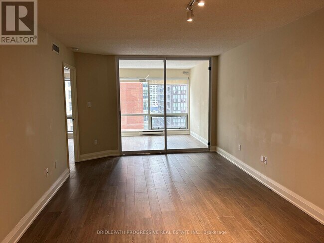 Photo du bâtiment - 1001 Bay St.