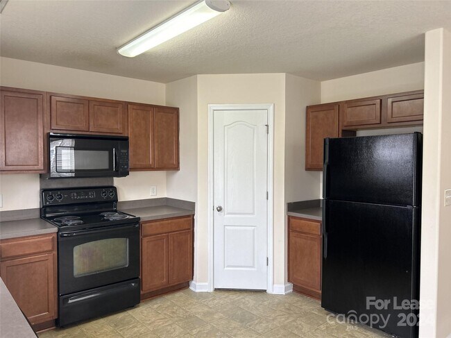 Building Photo - 7011 Bullock Dr