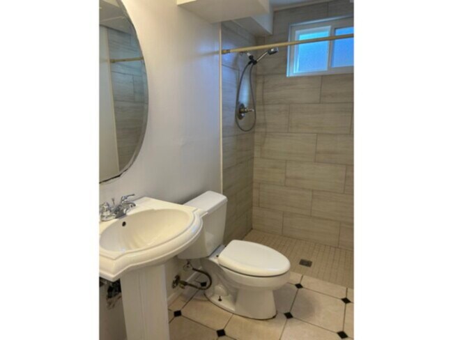 Foto del edificio - Montbelo Tri-level with finished basement