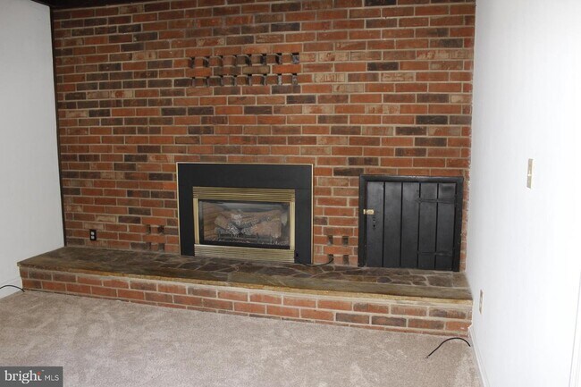 Building Photo - 6289 Fairview Dr
