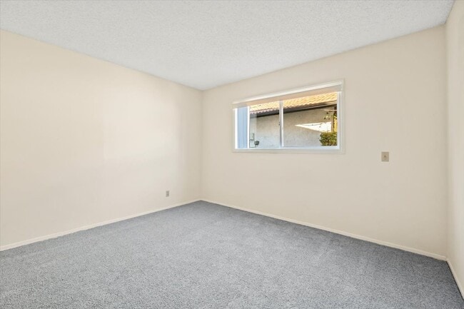 Building Photo - 1256 Seven Hills Dr