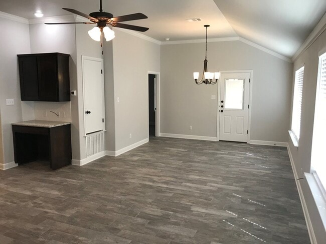 Building Photo - Gorgeous 2 bed/2 bath near Bunny Trail
