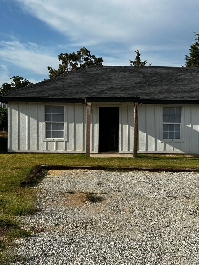 Primary Photo - 2 bed 1 bath duplex