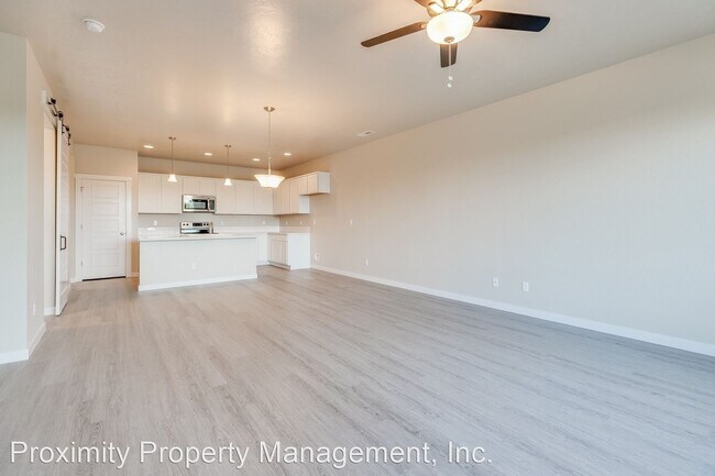 Foto del edificio - 2 br, 2.5 bath House - 6077 N. Tarako Avenue