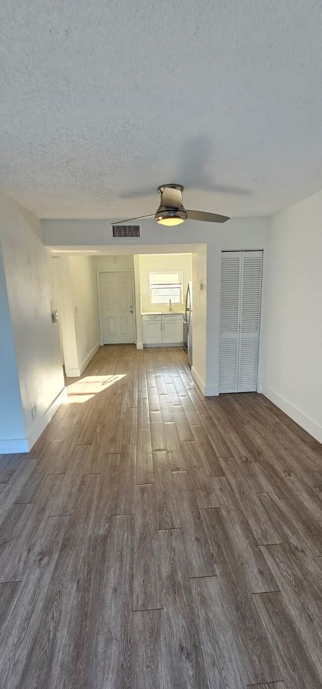 Foto del edificio - 422 Lakeside Dr