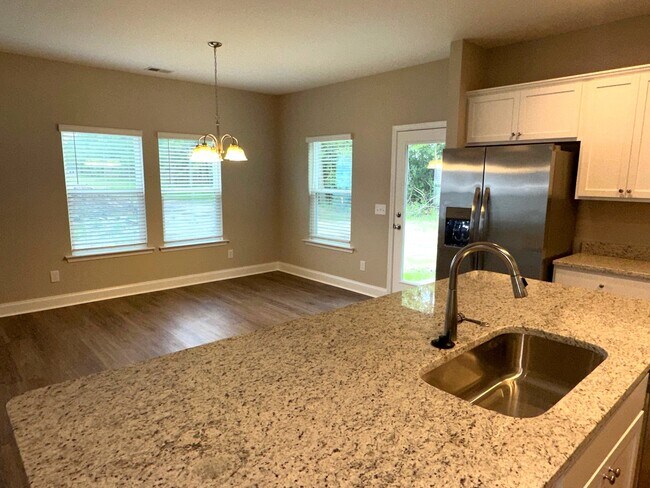 Building Photo - 1419 Bourbon Dr
