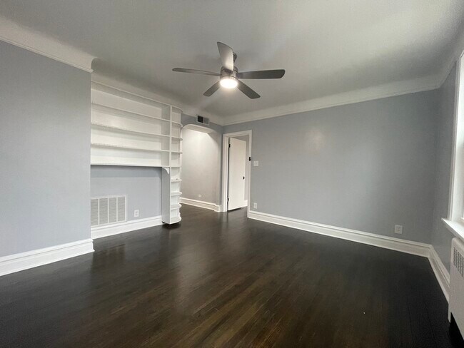 Building Photo - 3420 W Waveland Ave