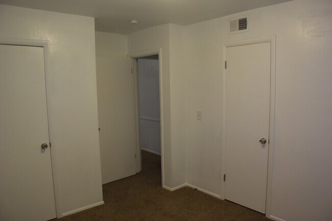 Building Photo - 2216 Marshall Dr