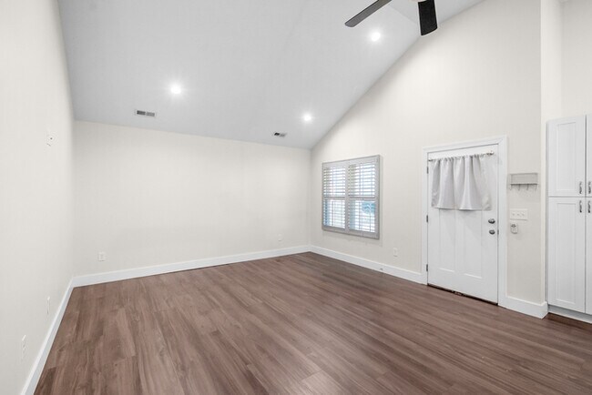 Foto del edificio - LIVE CLOSE TO THE ACTION — Modern 3-Bedroom Rental in Charlotte’s Reid Park!