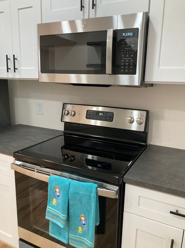 Building Photo - 2 Bedroom  Renovated Century Home Modern S...