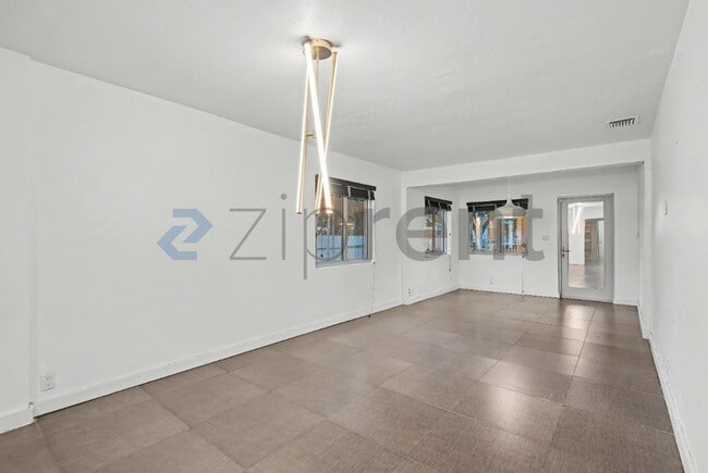 Building Photo - Unit