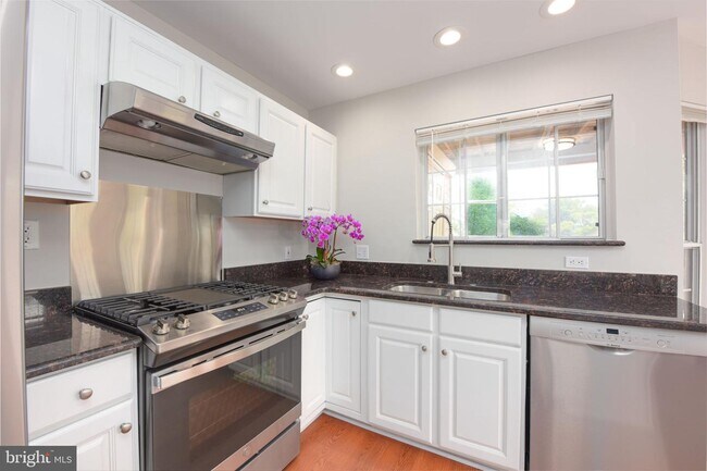 Building Photo - 13102 Shadowbrook Ln