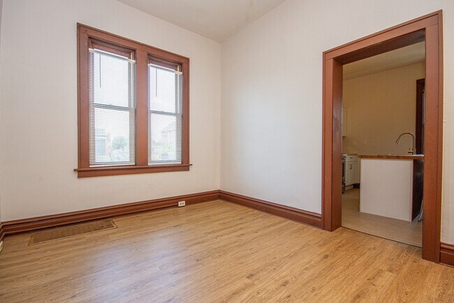 Building Photo - 110 E 15th St