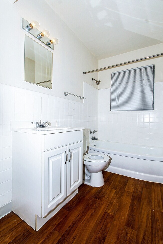 Foto del edificio - Lovely Afordable 2 Bedroom 1 Bath Garden A...