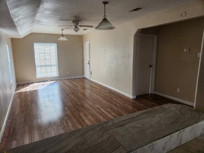 Sala de estar - 4819 Nome St