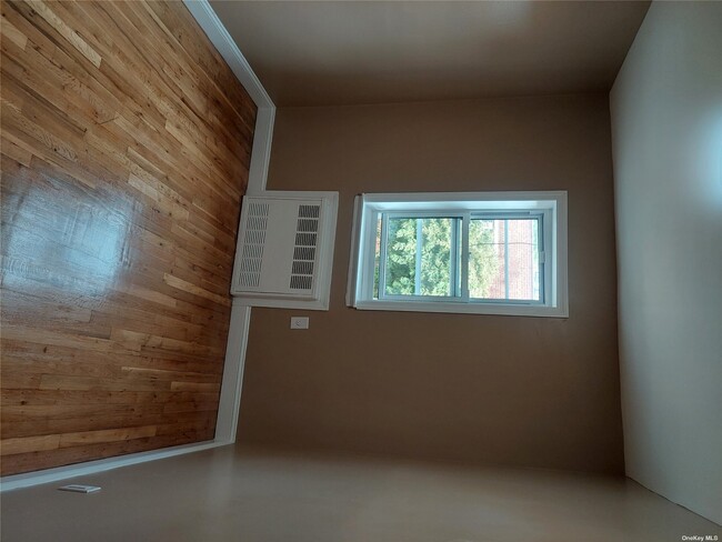Building Photo - 633 E 59th St