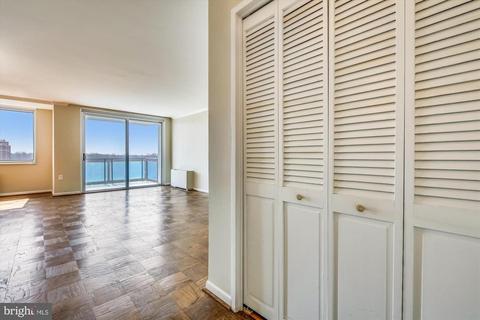 View of great room from entry way. - 10500 Rockville Pike