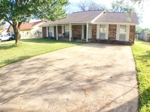 Building Photo - 2026 Wedgewood Ln