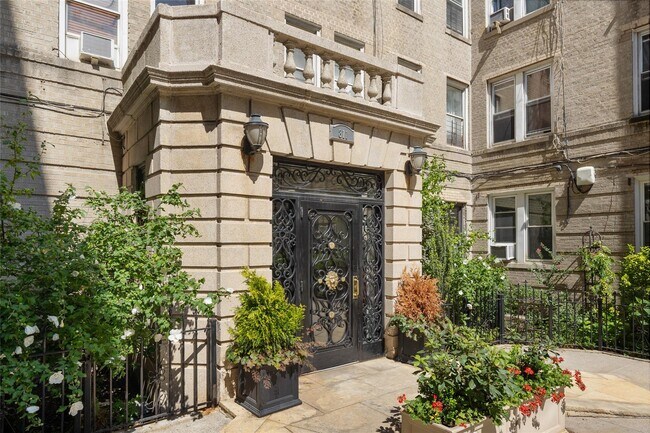 Foto del edificio - 811 Walton Ave