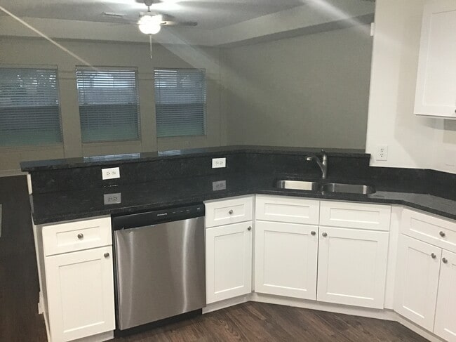 Building Photo - 1830 Arrowhead Ct