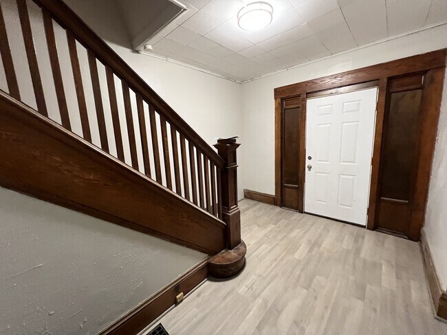 Building Photo - 929 Winslow Ave