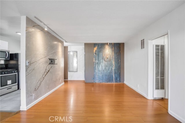 Foto del edificio - 6643 De Longpre Ave