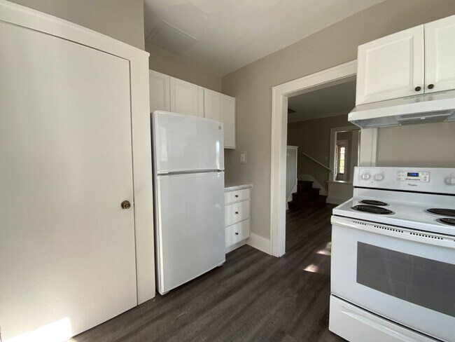 Building Photo - 3 bedroom 1 bath duplex in Mishawaka IN. N...