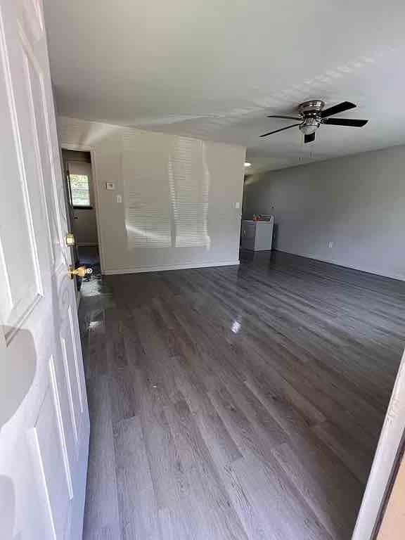 Building Photo - 905 E 7th St