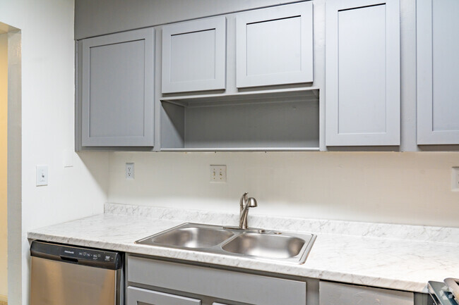 1BR, 1BA - 800SF Kitchen - Chateau Apartments