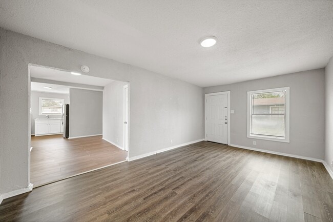 Building Photo - 1723 W 5th St