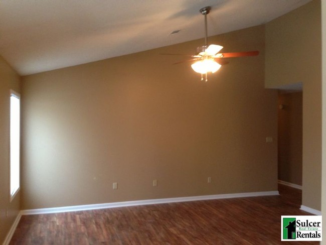 Building Photo - Spacious 3 BR 2 BA in a BOOMING Location!