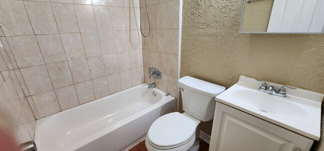 Foto del edificio - 4821 Louisa Terrace