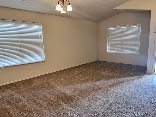 Foto del edificio - Refrigerated air! 4Br, 2Ba w/2 living areas, 3 CG