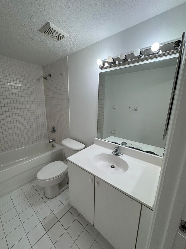 Foto del edificio - 1161 Golden Lakes Blvd