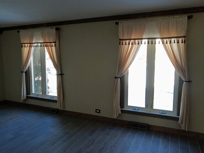 Foto del edificio - 1343 Woodview Ln