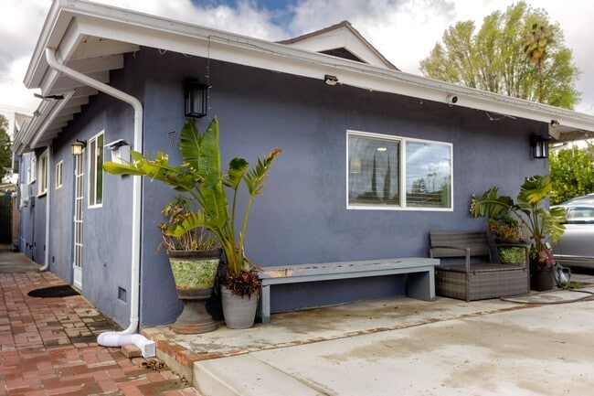 Building Photo - Charming Studio Garage Conversion Private Entrance!! UTILITIES INCLUDED!