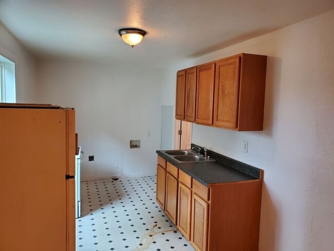 Building Photo - 319 Woodford Ave
