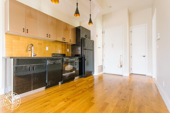 Building Photo - 435 Menahan St