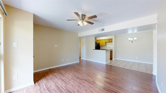 Foto del edificio - 904 University Oaks Blvd