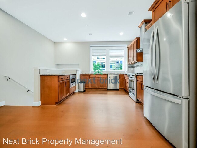 Building Photo - 3 br, 2.5 bath House - 972 NE Discovery Dr,