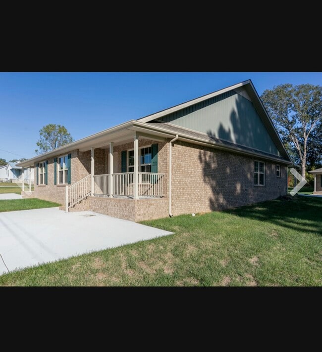 284 Hunt St Unit 2 Duplex, Manchester, TN 37355 Condo for Rent in