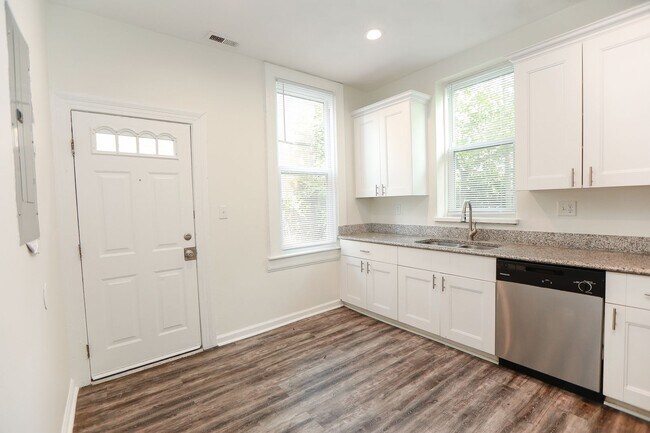 Foto del edificio - Rare Find! Renovated 3BR/2BA Home in Norfo...