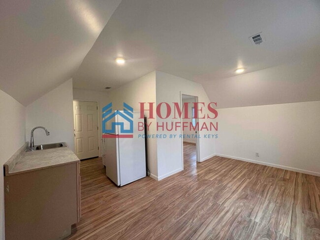 Building Photo - One Bedroom | Upstairs Unit