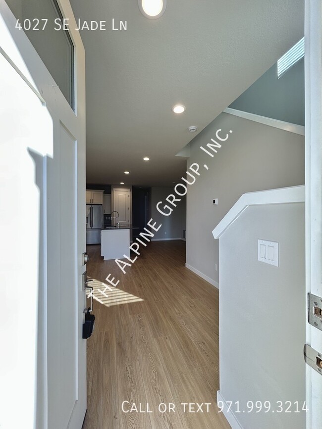 Foto del edificio - Hillsboro Townhome - Two Comfortable Suites!