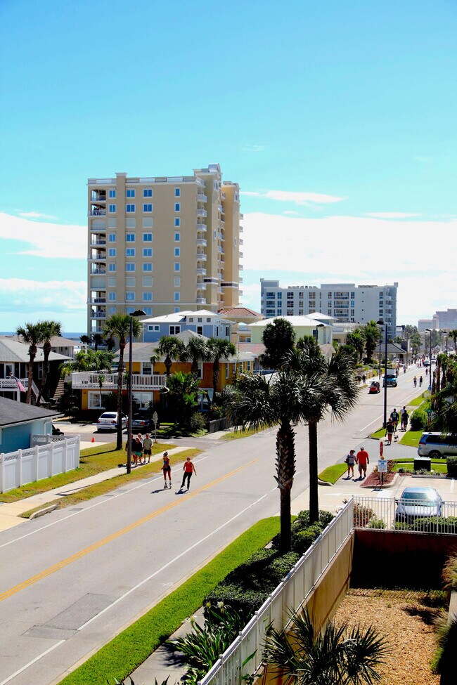 Walk / Bike to all that the beaches have to offer - 1126 1st St N