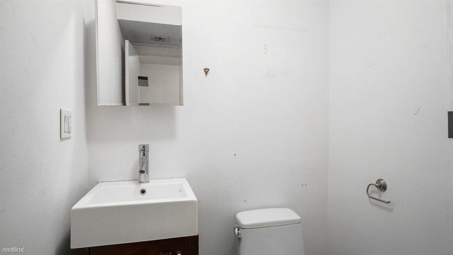 Building Photo - 3 br, 1 bath Apartment - 245 Frost St Unit 1C