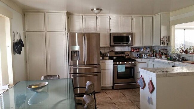 Foto del edificio - 11326 Reseda Blvd