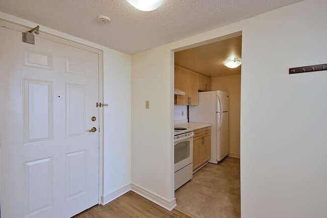Photo du bâtiment - SPACIOUS TWO BEDROOM TWO BATHROOM APARTMENT CLOSE TO MASONVILLE